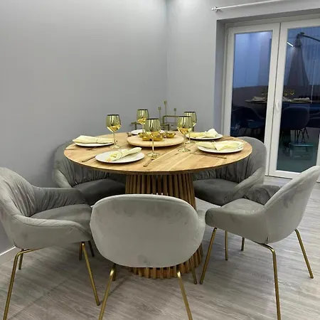 Апартаменти Luxury Family Duplex Near